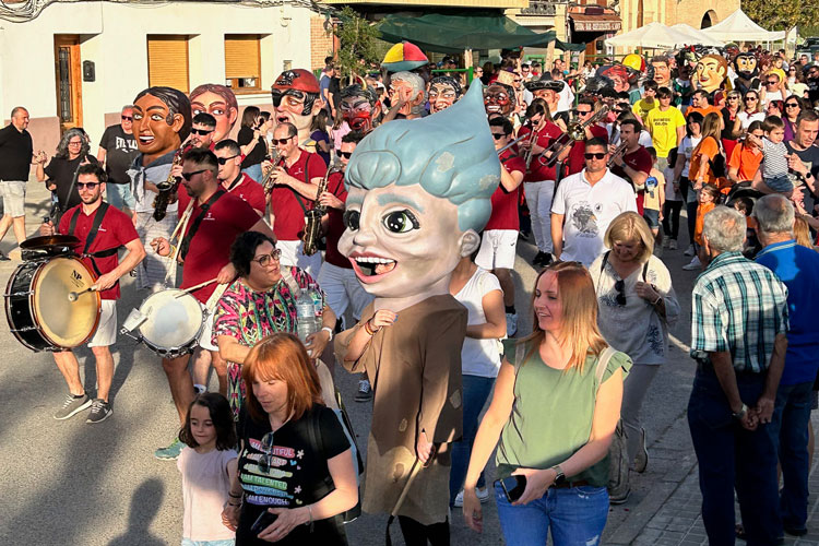 Imagen de archivo del primer encuentro comarcal de cabezudos, celebrado en Pina en 2024