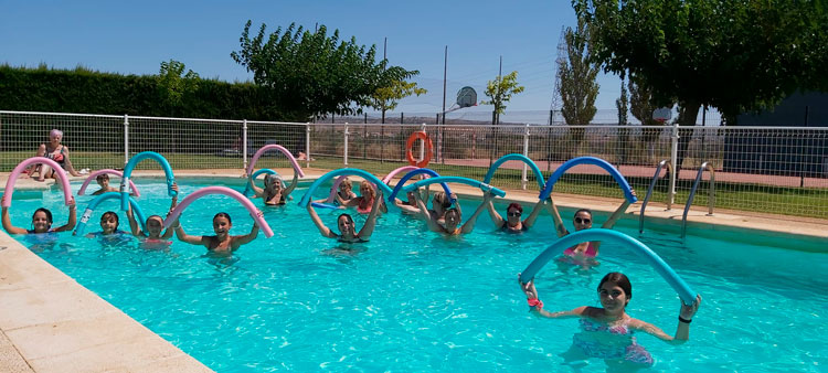 Imagen de archivo de las piscinas de Alforque durante una actividad en verano de 2024