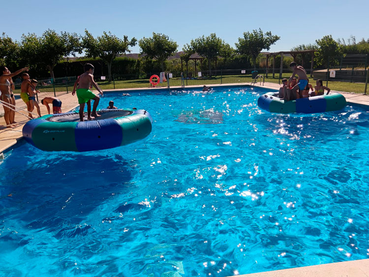 Imagen de archivo de una actividad en las piscinas de Velilla en el verano de 2024