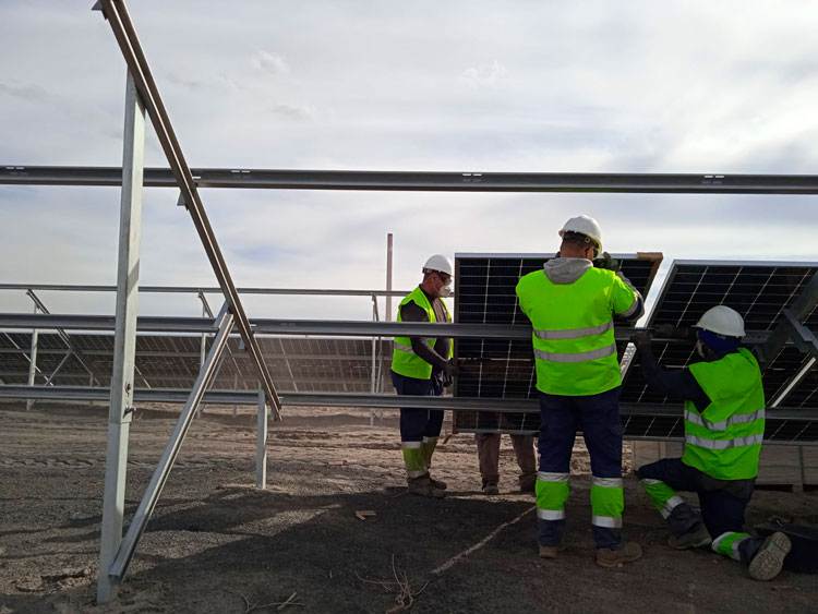 Montaje de paneles en una planta solar de Endesa