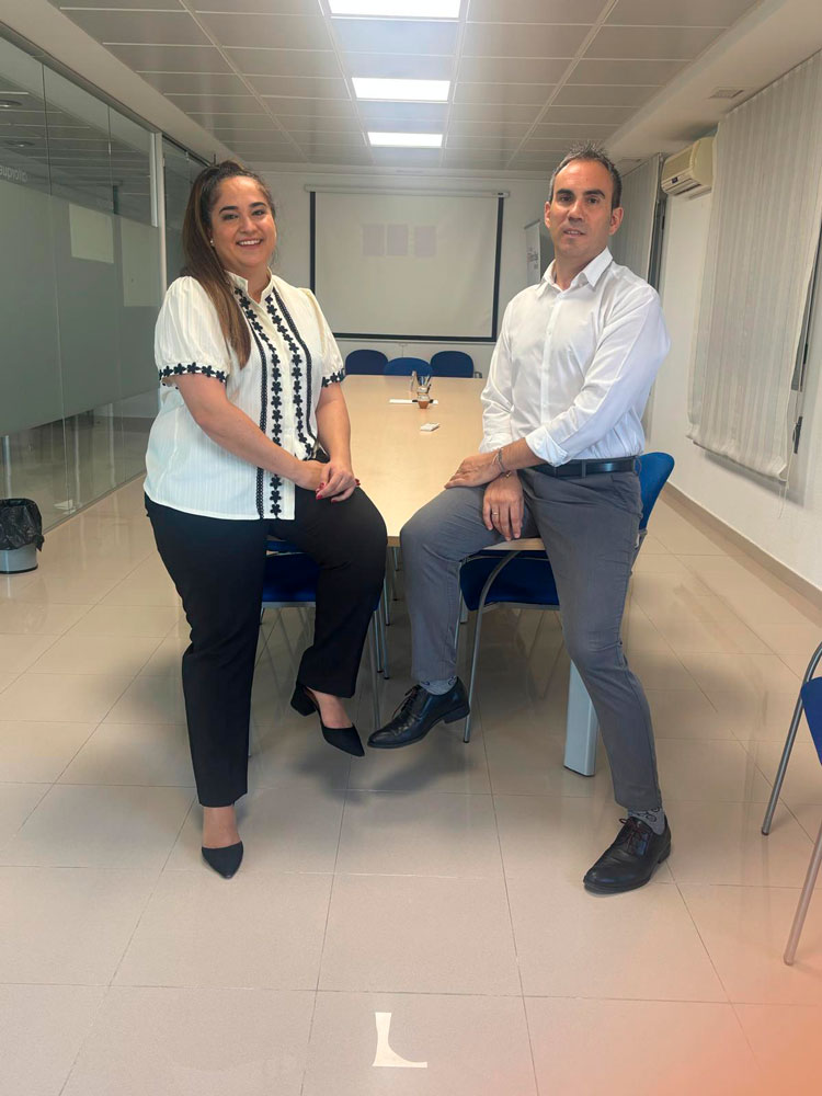 María y Sergio están al mando de Conecta Bienes.