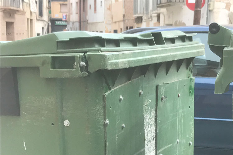 Estado de un contenedor de uno de los municipios de la Ribera Baja