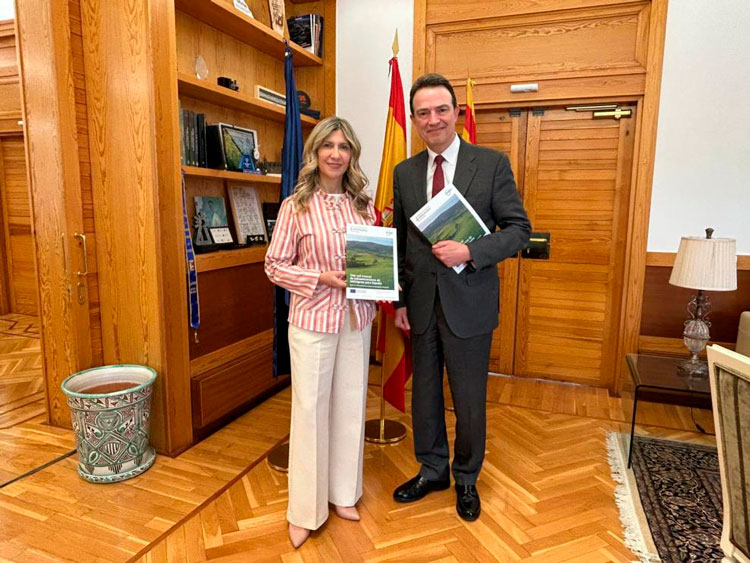 Mar Vaquero con el consejero delegado de Enagás, Arturo Gonzalo. Foto: Gobierno de Aragón.