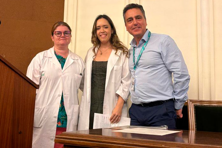 La especialista en Aparato Digestivo premiada, Cristina Polo, flanqueada por la presidenta de la Comisión de Investigación, Silvia Izquierdo y el director del Hospital U. Miguel Servet, Javier Abellán. Foto: Gobierno de Aragón
