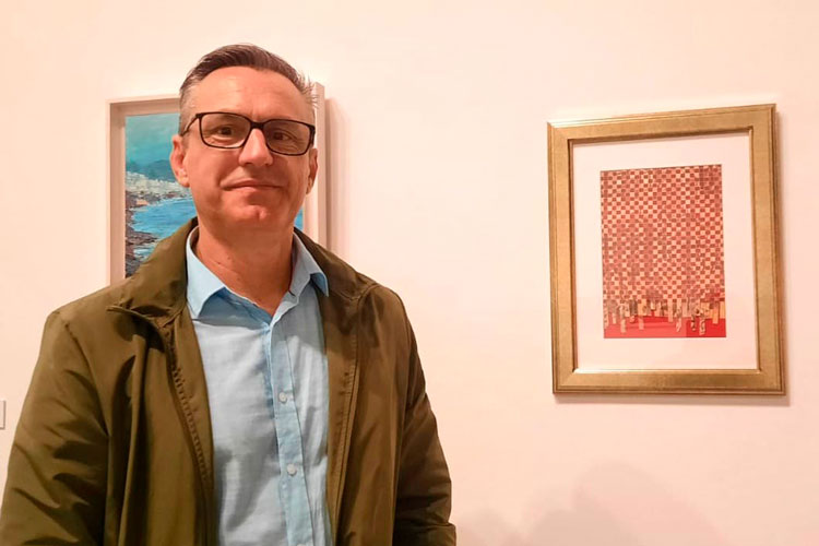Paco Leonat con su collage 'Trama cruzada'