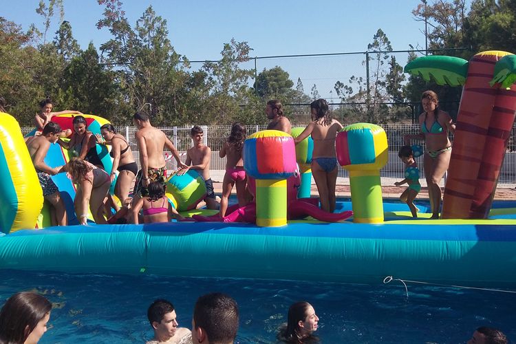 Hinchables en la piscina de Cinco Olivas
