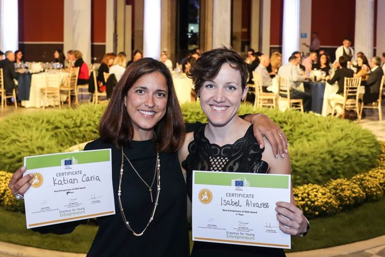 Las dos ganadoras después de recoger su premio