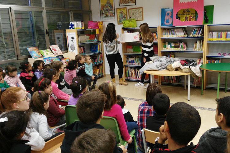Cuentacuentos en la biblioteca de Gelsa