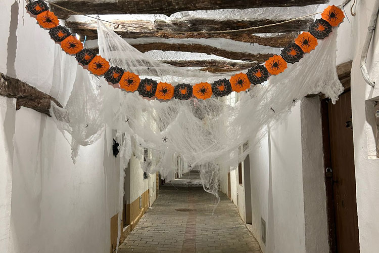 Foto de archivo de decoración de Halloween en el Barrio Morisco de Gelsa