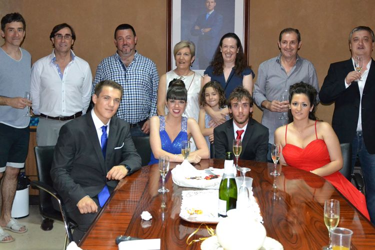 Imagen de archivo de las majas de 2015 con acompañantes y la corporación municipal