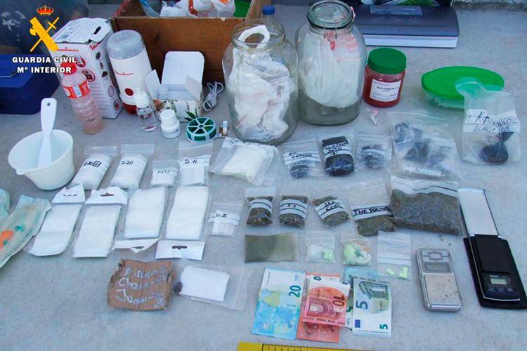 Parte del material incautado en Pina de Ebro