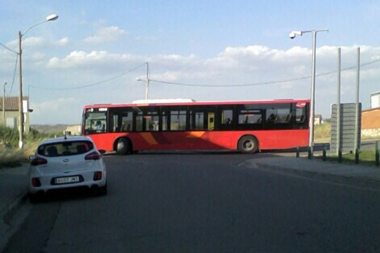 El autobús saliendo de Pina y ocupando el carril de entrada