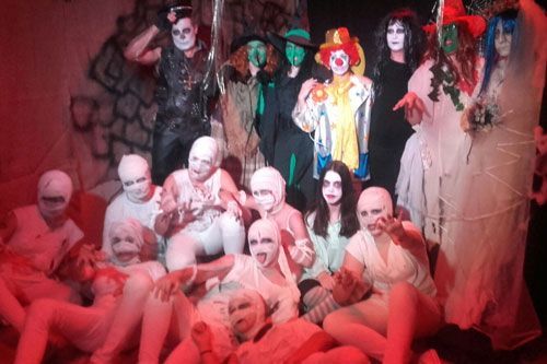 Jóvenes celebran Halloween en Quinto