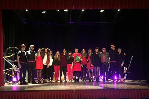 Grupo de participantes en el espectáculo de monólogos