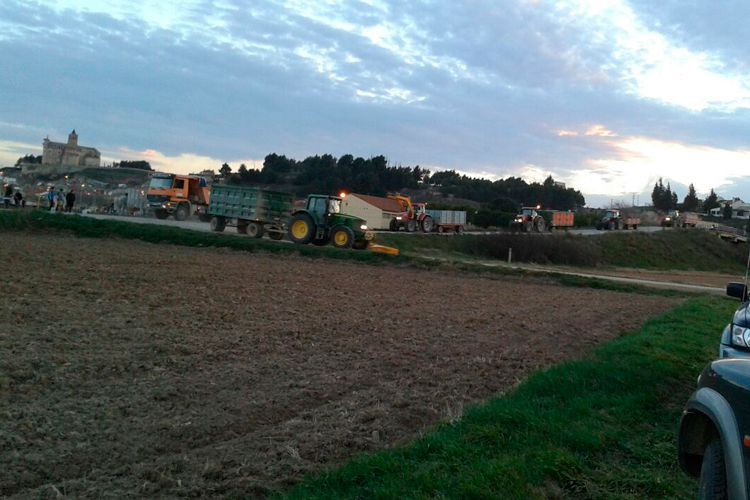 Imagen de la reconstrucción de la mota de Quinto por los vecinos en la riada de 2015