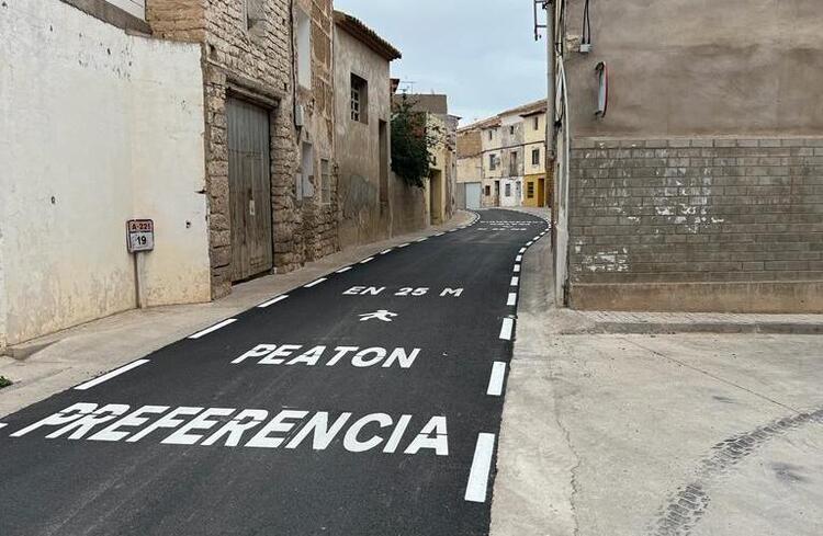 Imagen de un tramo de la travesía de Sástago remodelado en la primera fase de las obras.