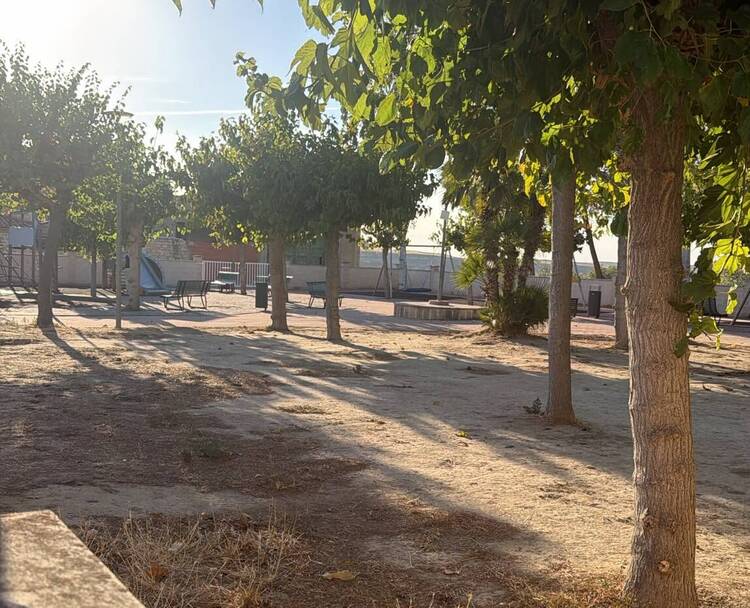 Imagen actual del parque junto al pabellón de deportes de Sástago.