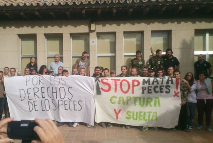 Ribera Baja se moviliza contra la suciedad y el furtivismo en el Ebro