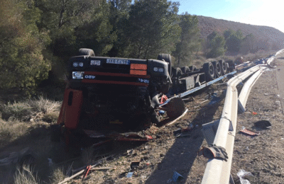 Herido el conductor de un camión al volcar en la N-232 a la altura de Quinto
