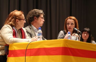 Vanesa Montfort visita el café con letras de Educación de Adultos