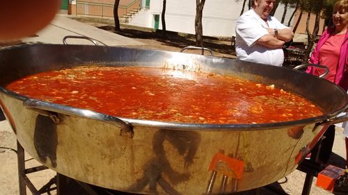 Multitudinaria comida popular en Escatrón para celebrar San Jorge