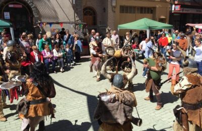 Colorida y popular celebración de San Jorge en Quinto