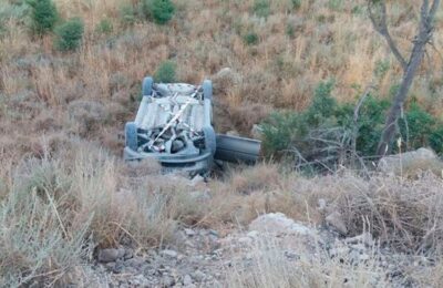 Dos heridos leves al caer un coche por un terraplén en Sástago