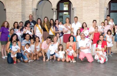 Pina entrega sus primeros «pañuelicos» a los niños y niñas nacidos entre 2015 y 2016