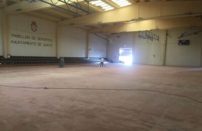 Cambio de la pista del pabellón polideportivo de Quinto