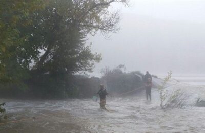 Rescatadas dos personas tras quedar aisladas por la corriente del Ebro en Sástago