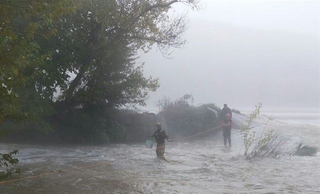 Rescatadas dos personas tras quedar aisladas por la corriente del Ebro en Sástago