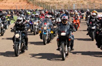 Los amantes de las motos desfilan por Sástago