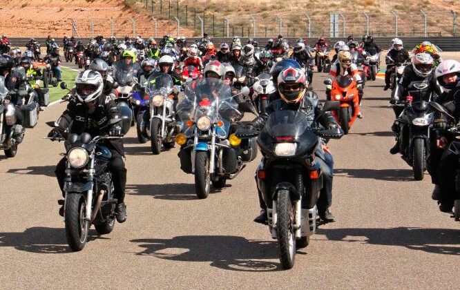 Los amantes de las motos desfilan por Sástago