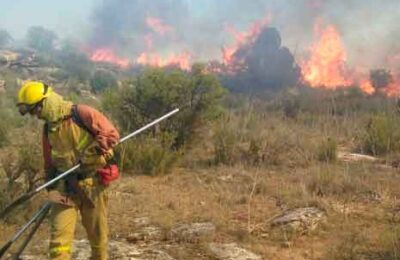 Un tren provoca un incendio entre Escatrón y Castelnou