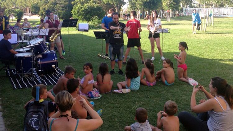 Tarde musical en las piscinas de Quinto