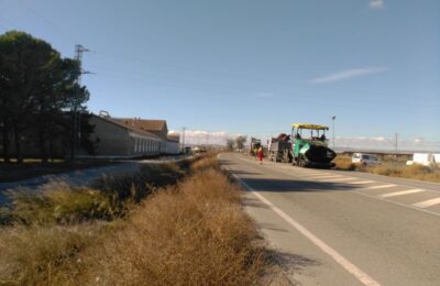 Obras de reposición de firme en la carretera de Pina