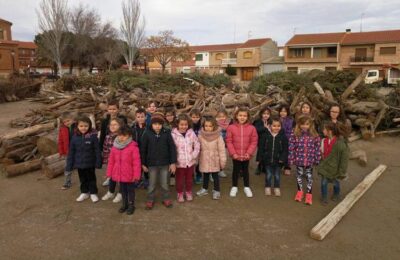 Los alumnos del colegio de Quinto conocen la tradición de San Antón