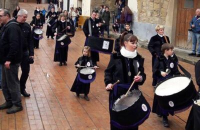 La lluvia desluce el vigésimo encuentro de tambores, bombos y cornetas del Bajo Aragón zaragozano