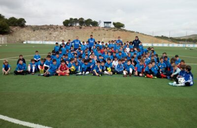 Multitudinario clínic de fútbol con visita inesperada