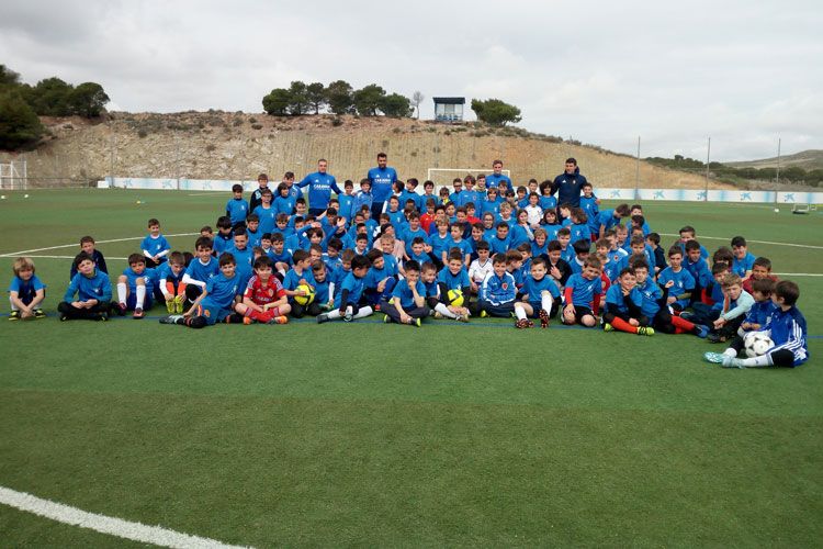 Multitudinario clínic de fútbol con visita inesperada