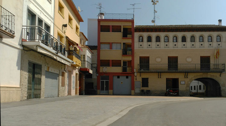 Obras de renovación en la plaza de España de Pina