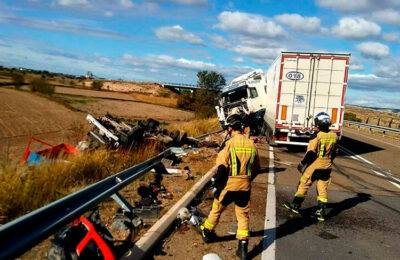 Fallece el conductor de un camión en un accidente con un tráiler y un turismo en Fuentes de Ebro