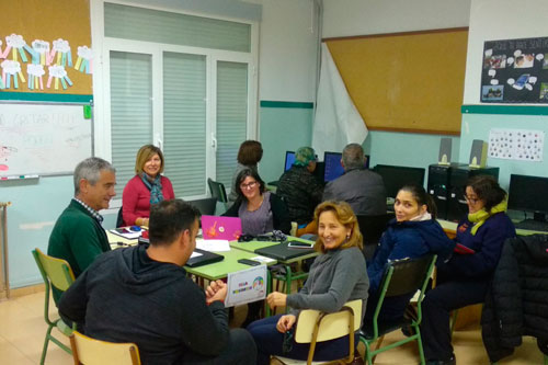 Más de 80 personas participan en los talleres de formación para adultos en nuevas tecnologías