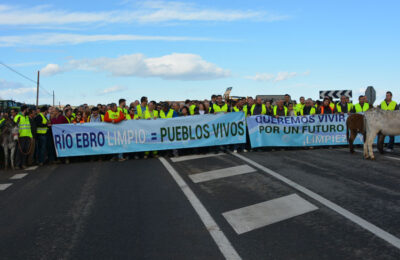 Más de 400 personas cortan la N-232 en Quinto para exigir una limpieza del Ebro que minimice las riadas