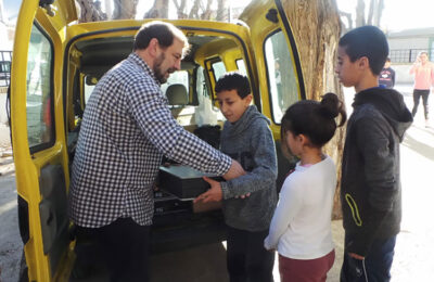 Correos dona 25 equipos informáticos al colegio Ramón y Cajal de Pina