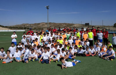 Multitudinario clínic de fútbol con visita inesperada