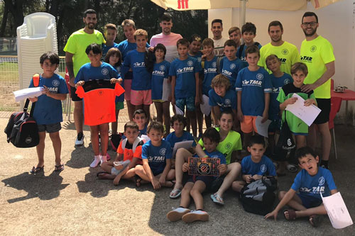 Casi 30 niños participan en el Campus de fútbol sala de Sástago