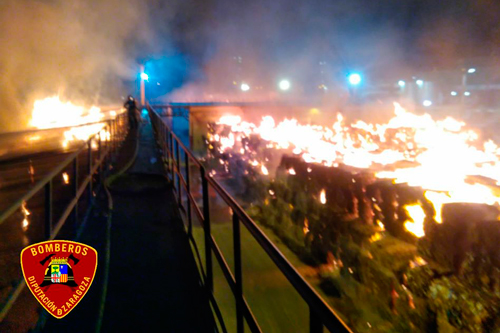 Unas 13.000 toneladas de papel y cartón arden en un incendio en Saica