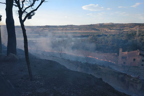 Un incendio obliga a desalojar ocho viviendas en Escatrón