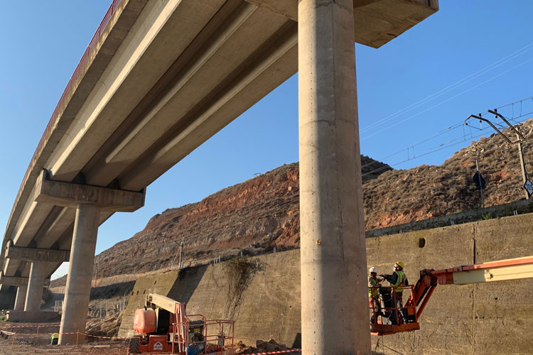 Las obras del puente sobre la vía se centran ahora en el refuerzo de las pilastras